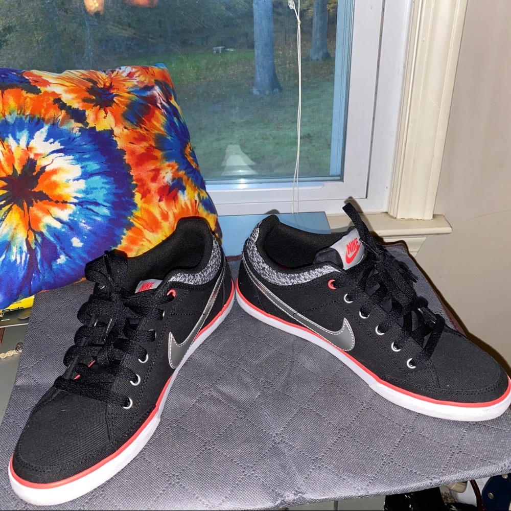 NIKE Black & Pink Sneakers